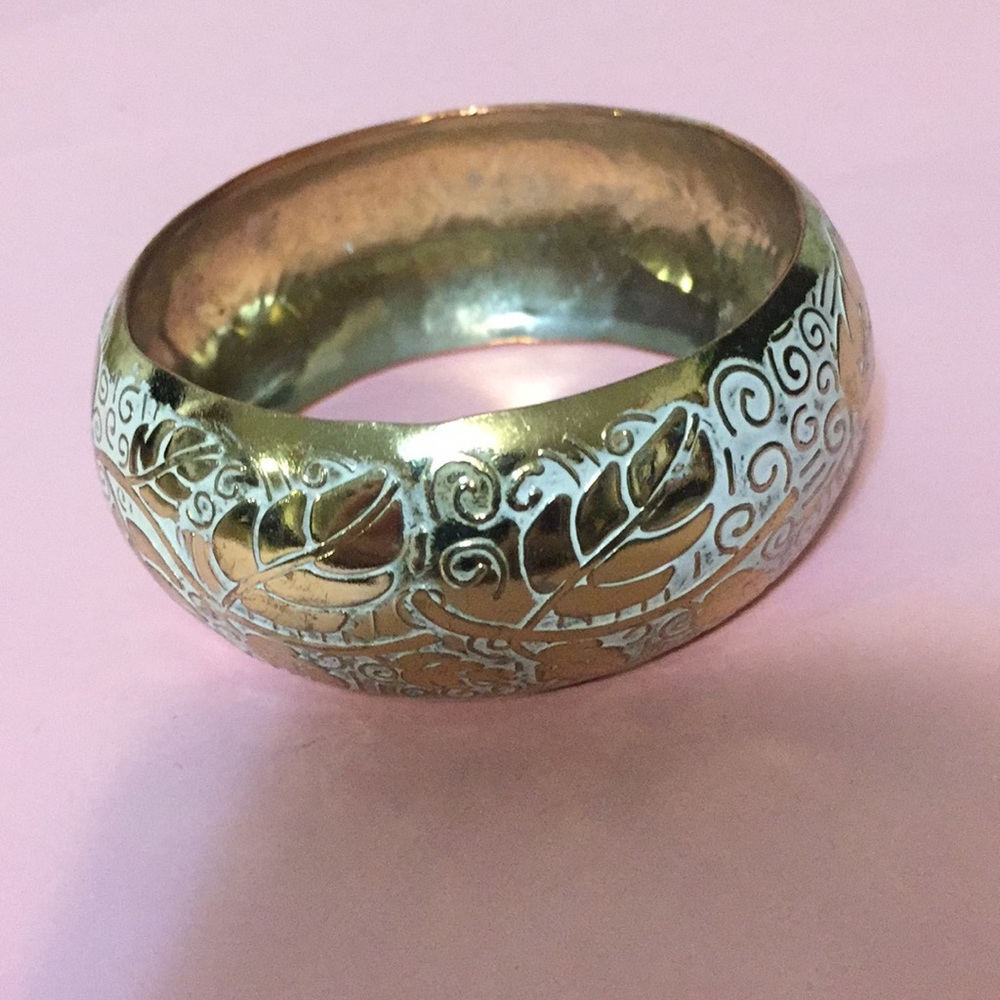 Lovely bangle bracelet, one size, gold and
